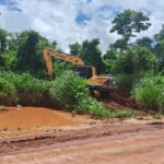 Máquinas da CODESAN realizam manutenção na estrada rural da Jacutinga após fortes chuvas