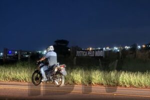 Post de notícia jornalístico preto e vermelho