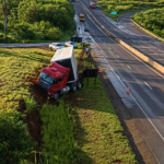 Condutor de carreta perde o controle da direção e bate em barranco na Raposo Tavares em Chavantes