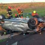 Família fica ferida após carro capotar na Castello Branco em Santa Cruz do Rio Pardo