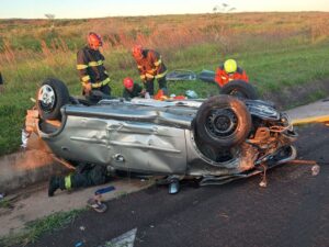 Família fica ferida após carro capotar na Castello Branco em Santa Cruz do Rio Pardo