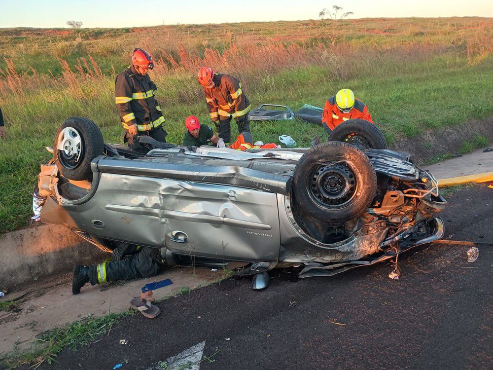 Família fica ferida após carro capotar na Castello Branco em Santa Cruz do Rio Pardo