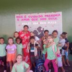Há 25 anos, dona Francisca trabalha levando crianças a pé para a escola em Santa Cruz do Rio Pardo