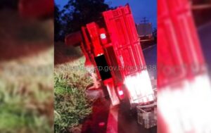 Motorista passa mal, bate contra placa e caminhonete tomba na SP-225 em Santa Cruz do Rio Pardo