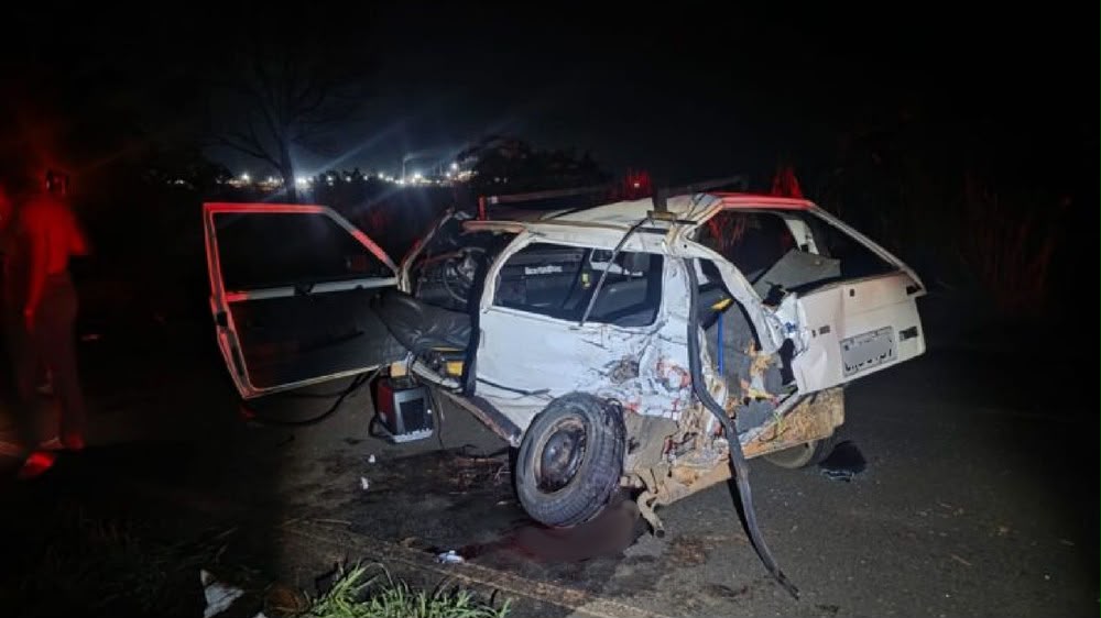 Criança de 3 anos morre e 4 pessoas ficam feridas em colisão entre carro e bitrem de cana em Pompéia