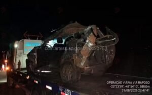 Acidente grave entre caminhão, carro e van deixa dois mortos e oito feridos na Rodovia Raposo Tavares em Paranapanema